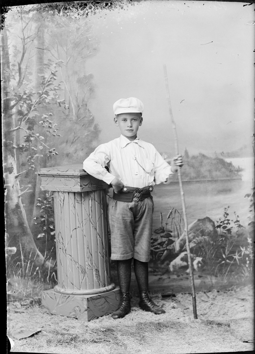 Skötsner-Edhlund, Ateljé portrait - boy with stick in his hand, Östhammar, Uppland