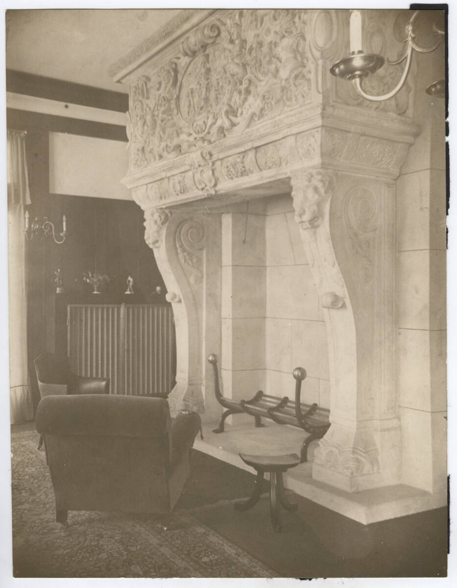 Anonym, Wohnhaus Hans und Johanna Brummel (Umbau und Erweiterung), Pilsen, Husova 58 (Husgasse 58, früher Leninova 58), Tschechische Republik, Sitzplatz vor Kopie des Renaissancekamins im Salon