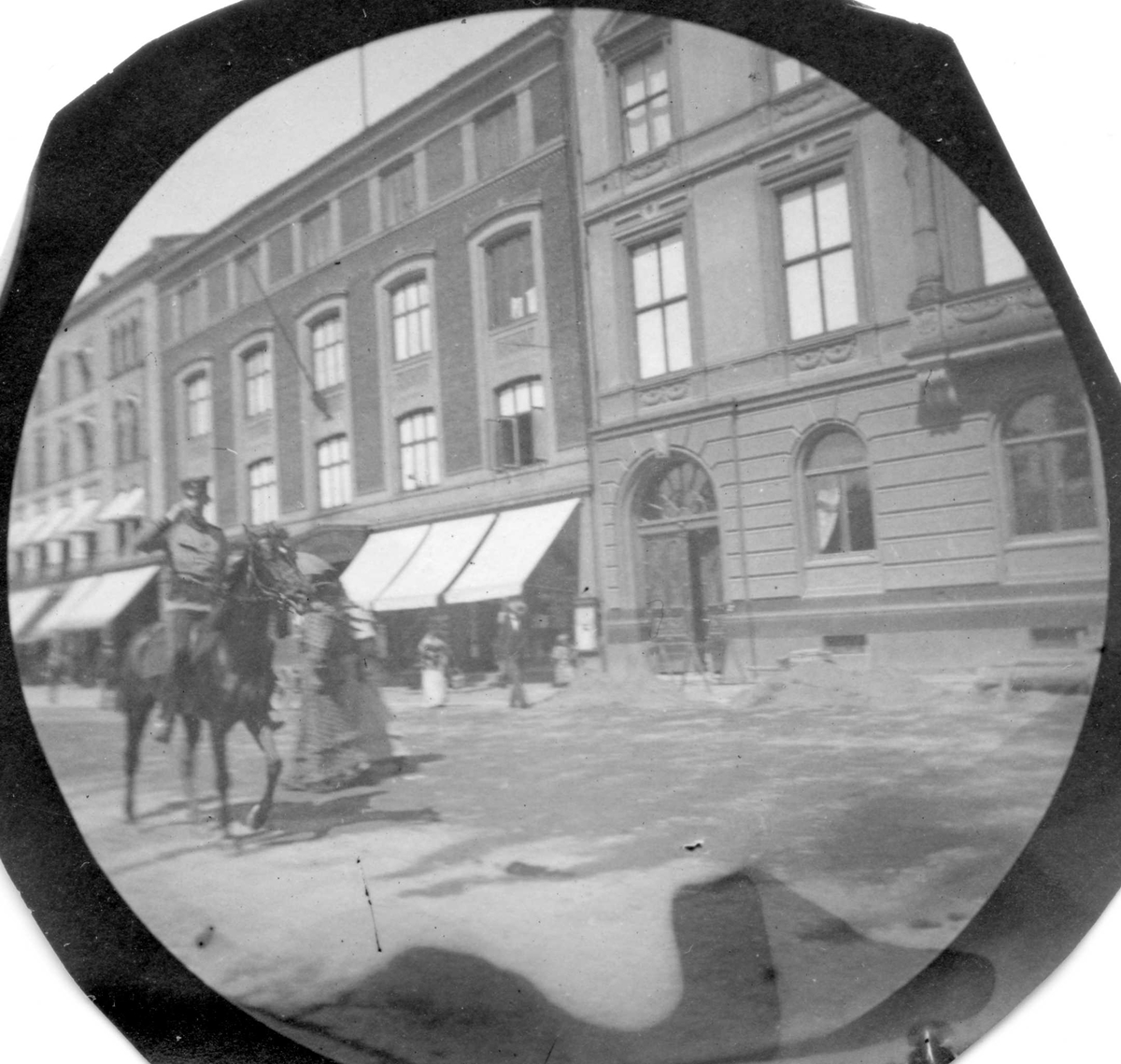 Fredrik Carl Mülertz Størmer, Løytnant Hals med uniform til hest i bygate, ant. Karl Johans gate, Oslo.