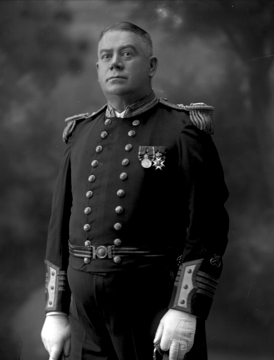 Gustav Borgen, Portrett, kommandør Lund i uniform som kaptein, britisk uniform.