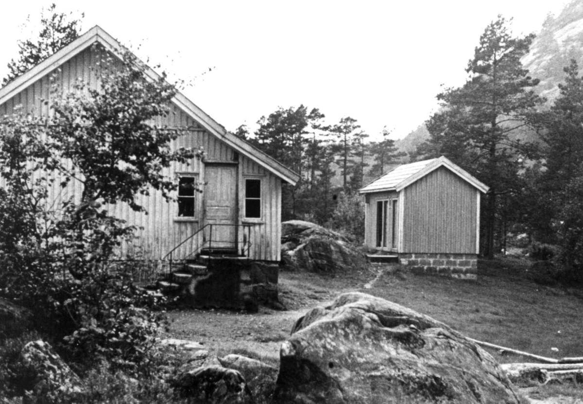 Anna Grostøl, Eikså gård med bolig og uthus i Marnadal 1941.