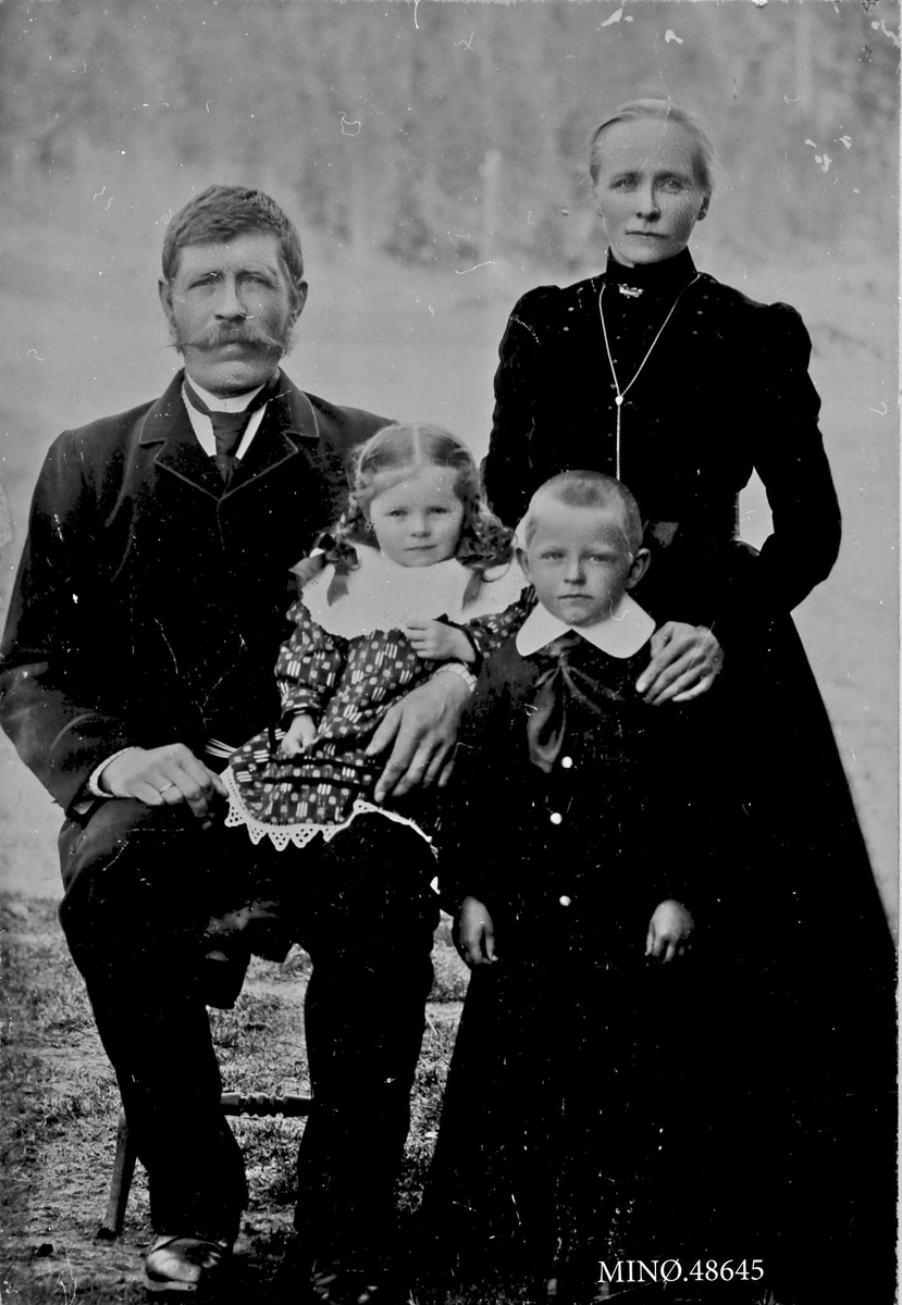 Oscar Holte, Familiebilde. Huslyden Toresen. Ola Toresen (Stor-Ola kalla) med kone Marit, født Eidehaugen (1873-1965). Barna: Einar f. 1905, Magda f. 1907. Ola Toresen kom til Folldal under vegbygginga 1900-1901. Han var fra Skjåk.