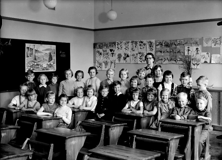 Sven Lindskog, Engelbrektsskolan, klassrumsinteriör, 28 skolbarn med lärarinna fru Estrid Lundh. Klass 2an, sal 6.