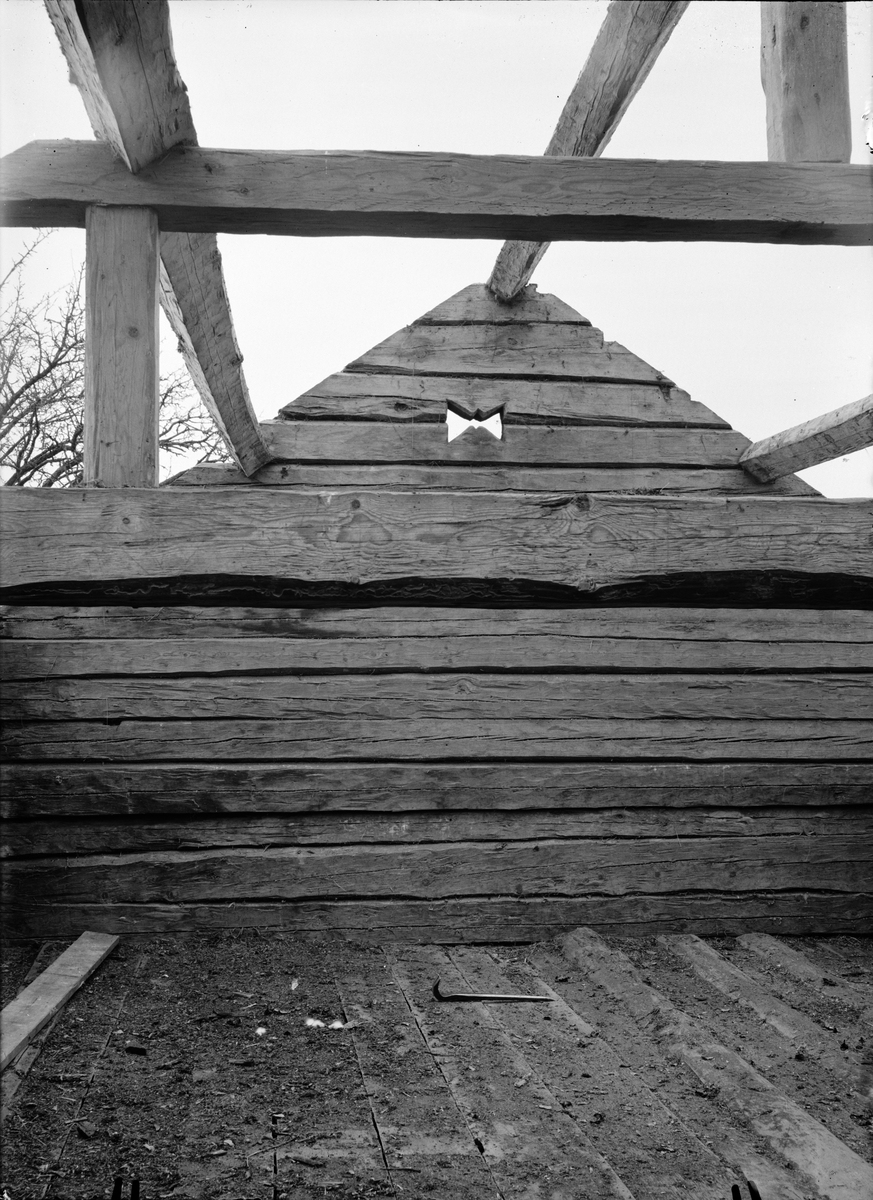 Paul Sandberg, Stallportlider - now at the open-air museum Disagården - during dismantling in Gränby, Björklinge parish, Uppland