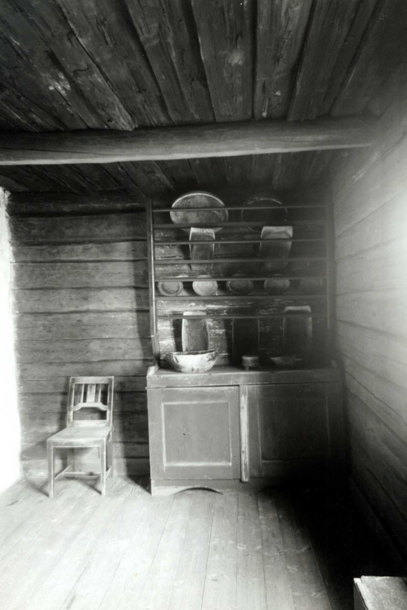 Gisle Midttun, Østerby, Austmarka, Kongsvinger, Hedmark. Røkestue, kjøkkenet med stol, skap og fat. Nå Glomdalsmuseet, Finntorpet.