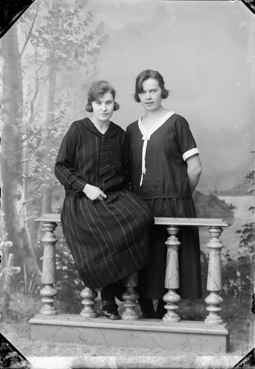 Skötsner-Edhlund, Två unga kvinnor, Östhammar, Uppland