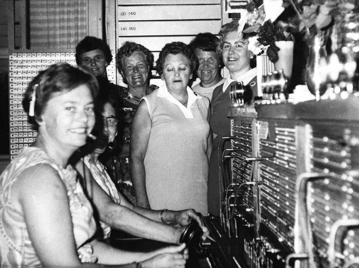 Anno Domkirkeodden, LØTEN TELEFONSENTRAL, SENTRALBORD, 1969. Det er: Edith Løvås, Agnes Fjæstad, Liv Nilsrud, Aslaug Fjeld, Anna Bakken, Thorund Nordskogen, Bjørg Søgård og Ester Irstad. SISTE DAGEN PÅ TELEFONSENTRALEN