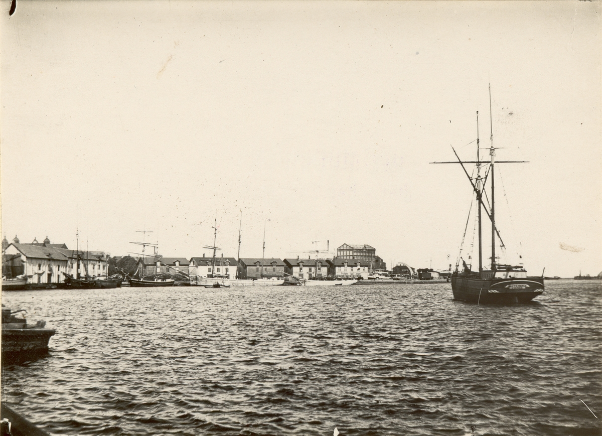 Emil Blomberg, Kalmar hamn med skonerten Betty Maria från Djursvik, registrerad i Kalmar.