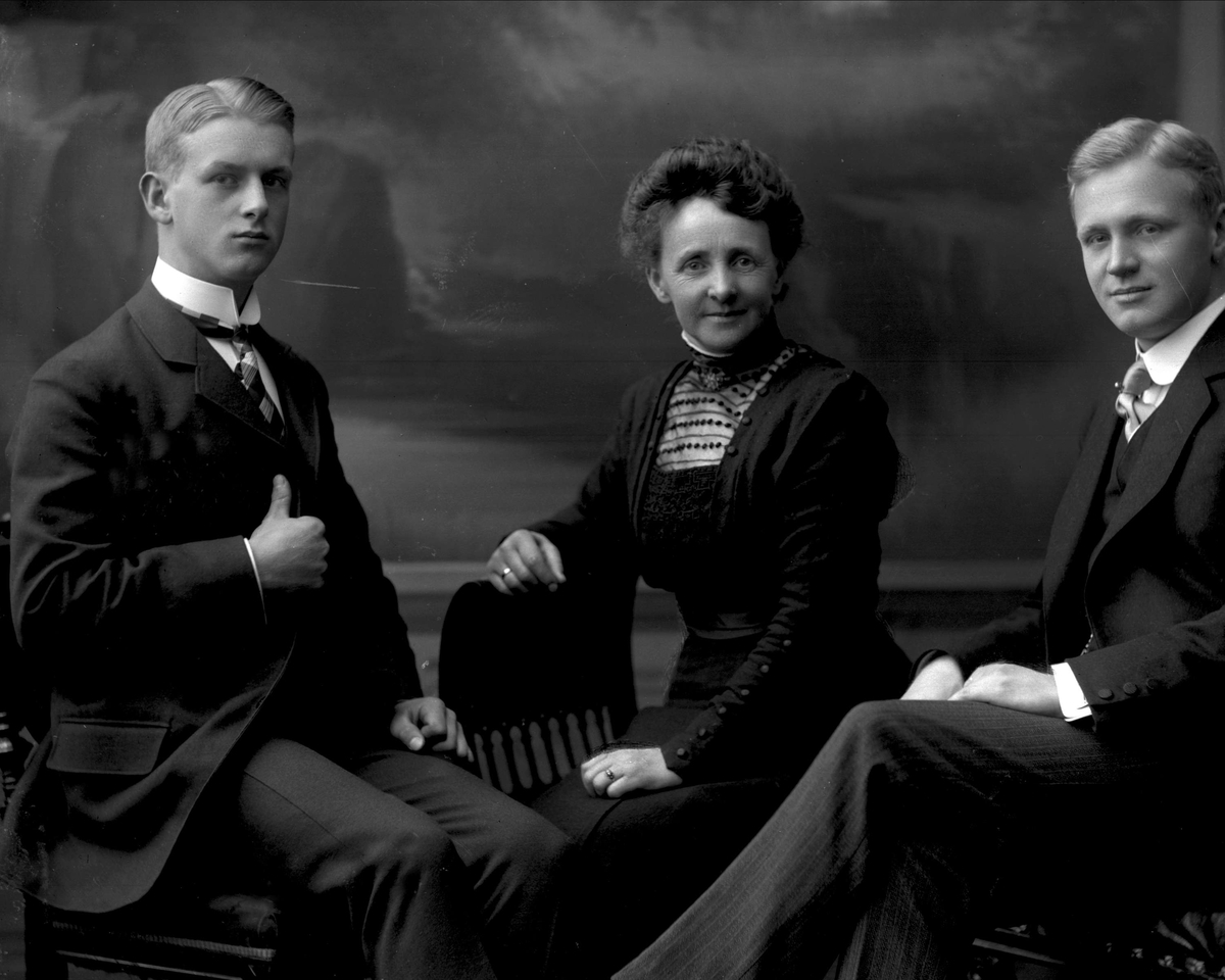 Gustav Borgen, Gruppe, mor og to sønner. Sofie, Sverre og Ivar Saastad.