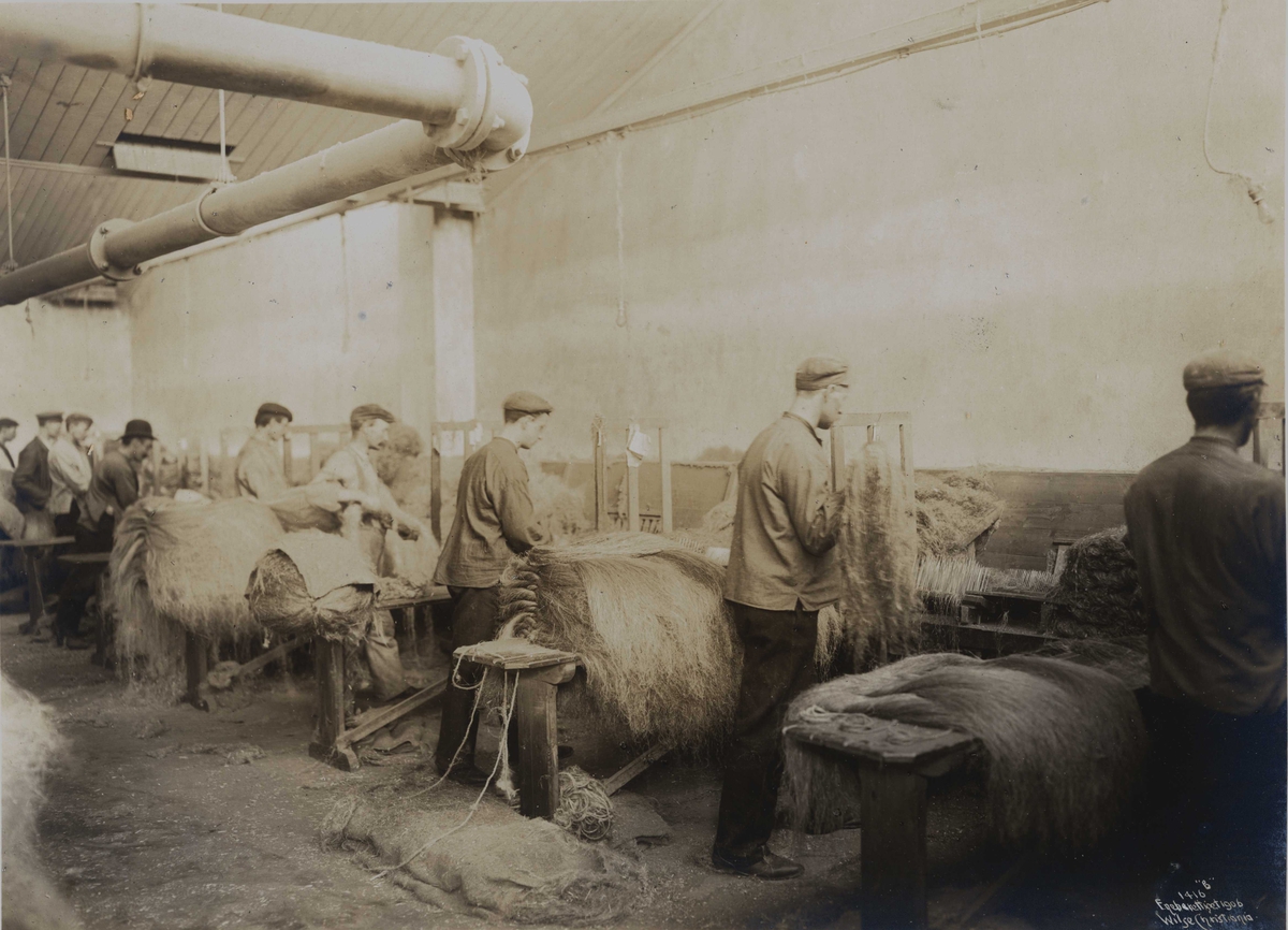 Anders Beer Wilse, Fortex A/S. Christiania Seildugsfabrik, Oslo. Menn arbeider med fiber.