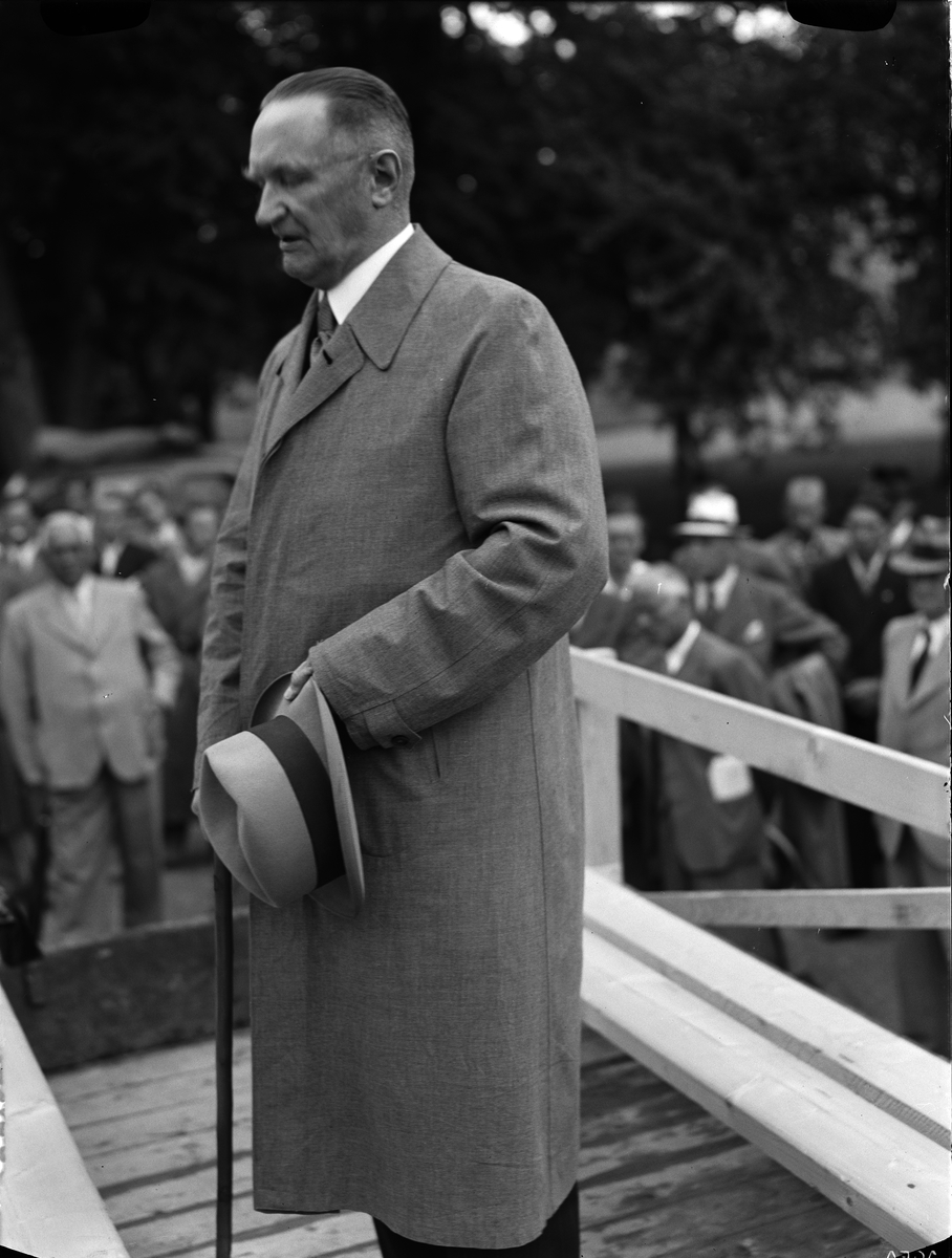 Paul Sandberg, “The day of the trial brought together six hundred farmers” - The Agricultural College, Ultuna, Uppsala July 1942