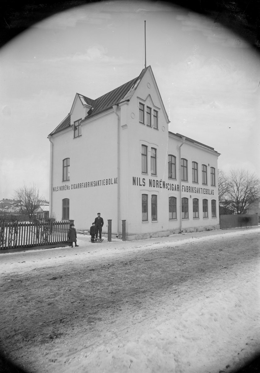 Henri Osti's Fotografiateliér, Nils Norén Cigarrfabriks AB, Svartbäck Street 39, Uppsala, before 1914