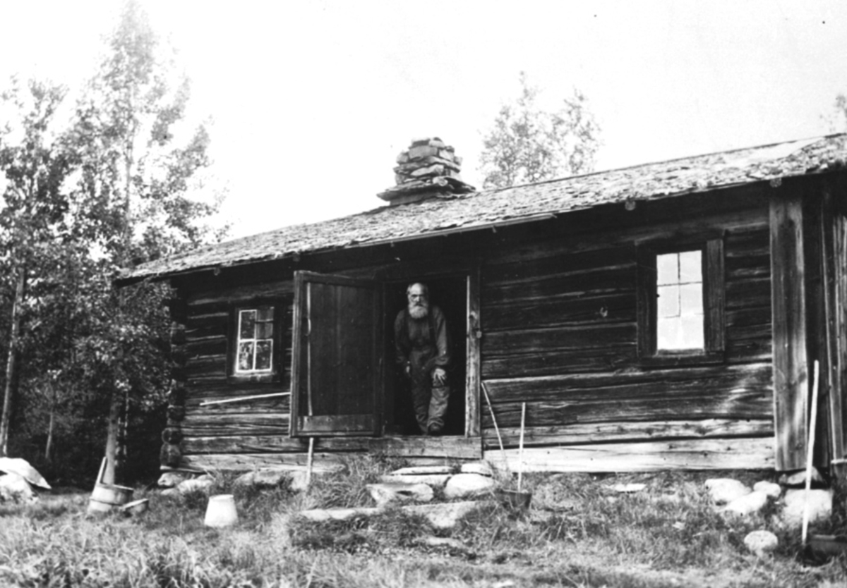 Anno Domkirkeodden, EKSTERIØR: BOLIG, LUNDSBAKKEN VESTRE U/LIE, VALLSET, I DØRA: HANS LOKKBAKKEN, DØD:1938 95 ÅR GAMMEL, .