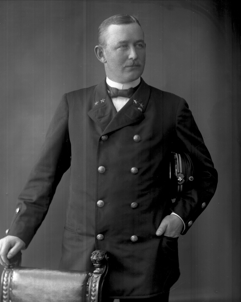 Gustav Borgen, Portrett, sjømann i uniform. Styrmann F. Hansen.