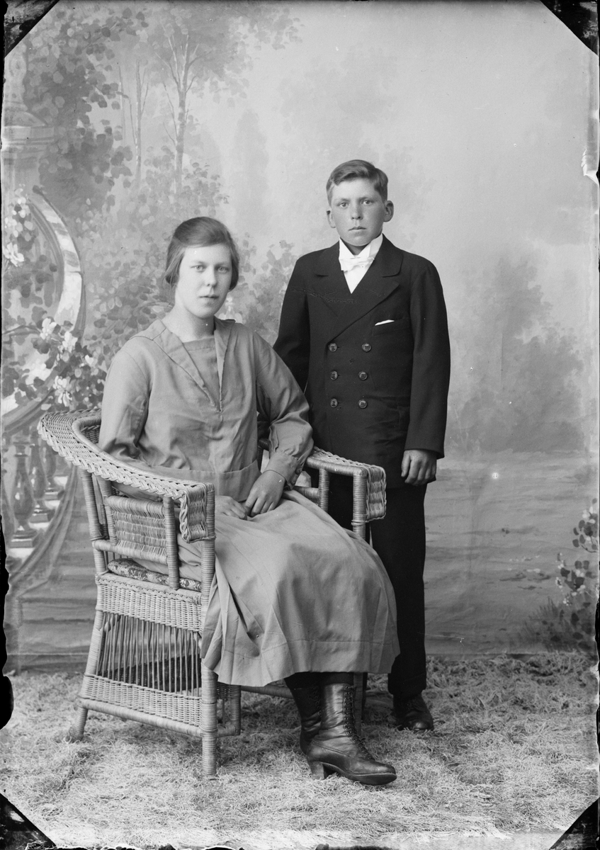 Skötsner-Edhlund, Ateljéporträtt - syskonen Gustafsson från Långalma, Börstils socken, Uppland 1924