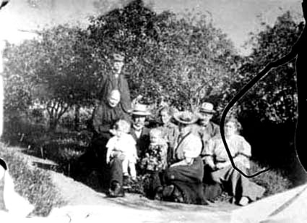 Anno Domkirkeodden, GRUPPE: 9, LARS ARNEBERG, KAREN ARNEBERG, GUDBRAND VEFLINGSTAD, KAREN OG EVEN PÅ FANGET, PETRA VEFLINGSTAD, MARIE VEFLINGSTAD ELTON, MARTINIUS ELTON, DAGNY VEFLINGSTAD, HAGE, ARNEBERG, ROMEDAL