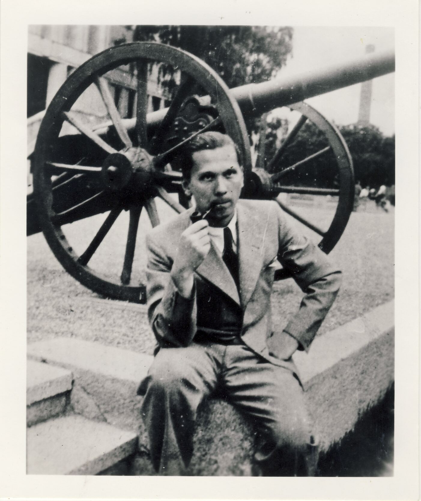 Nežinomas fotografas, Nuotrauka. Vytautas Sirijos Gira prie muziejaus
