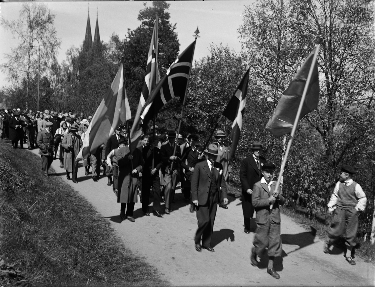 Paul Sandberg, Grupporträtt - kvinnor, män och ungdomar, trappan, Carolina Rediviva, Uppsala maj 1933