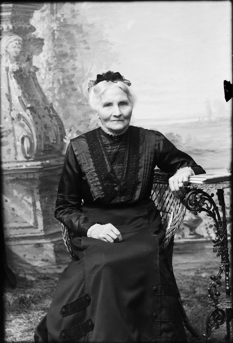 Skötsner-Edhlund, Ateljéporträtt - Brita Person från Västra Tvärnö, Harg socken, Uppland