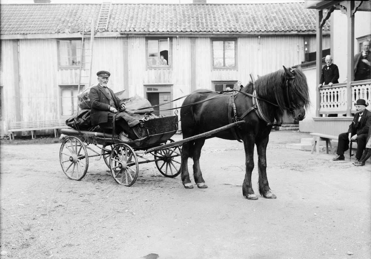 Skötsner-Edhlund, "Postförare Jan Myrberg kör sista postturen med häst, sträckan Öregrund-Östhammar-Öregrund. Järnhandlare Edvard Holmgrens gård", Östhammar, Uppland