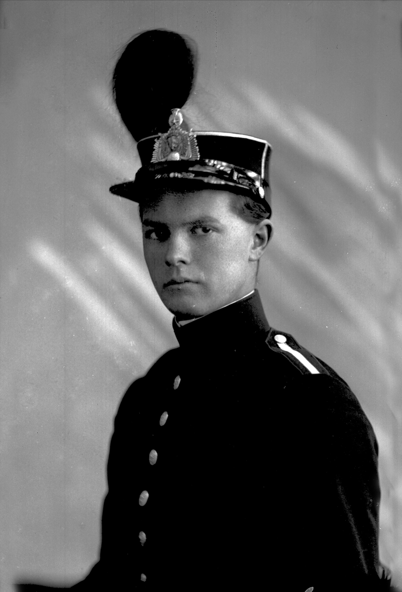 Gustav Borgen, Portrett, mann i kadettuniform.