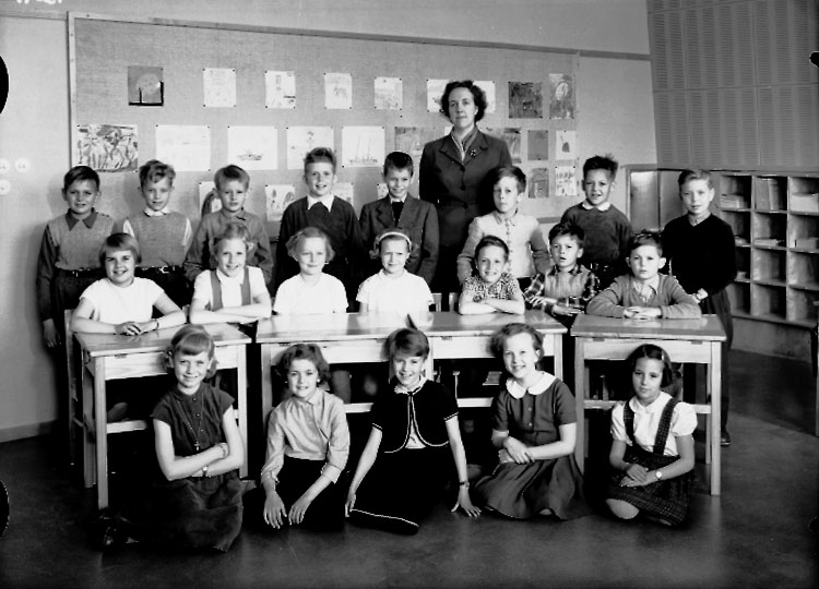 Sven Lindskog, Vasaskolan, klassrumsinteriör, 20 skolbarn med lärarinna fru Britta Sandahl. Klass 2s, sal 15 eller 16 (kortet togs i sal 16).