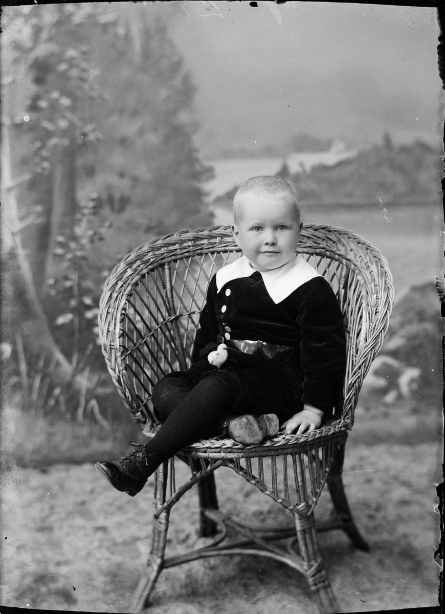 Skötsner-Edhlund, Ateljéporträtt - pojke, Östhammar, Uppland