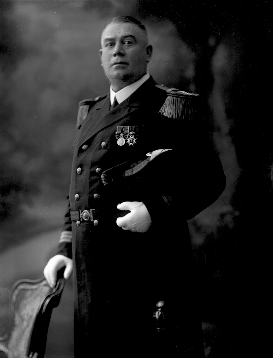 Gustav Borgen, Portrett, kommandør Lund i uniform som kapteinløytnant, marineuniform
