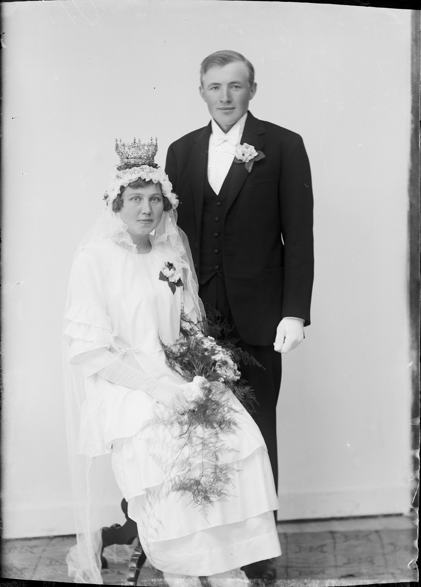 Skötsner-Edhlund, Ateljé portrait - the bridal couple Karlsson from Elvisjö, Börstil parish, Uppland 1922