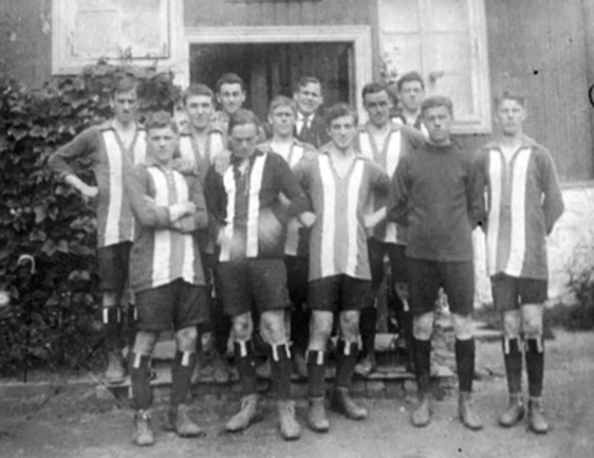 Anno Domkirkeodden, GRUPPE 12 FOTBALLAG M/TRENER, H. I. L. FOTBALLSPILLERESe Karin Nord Syverinsens bok Påfuglen i Parken side 88.