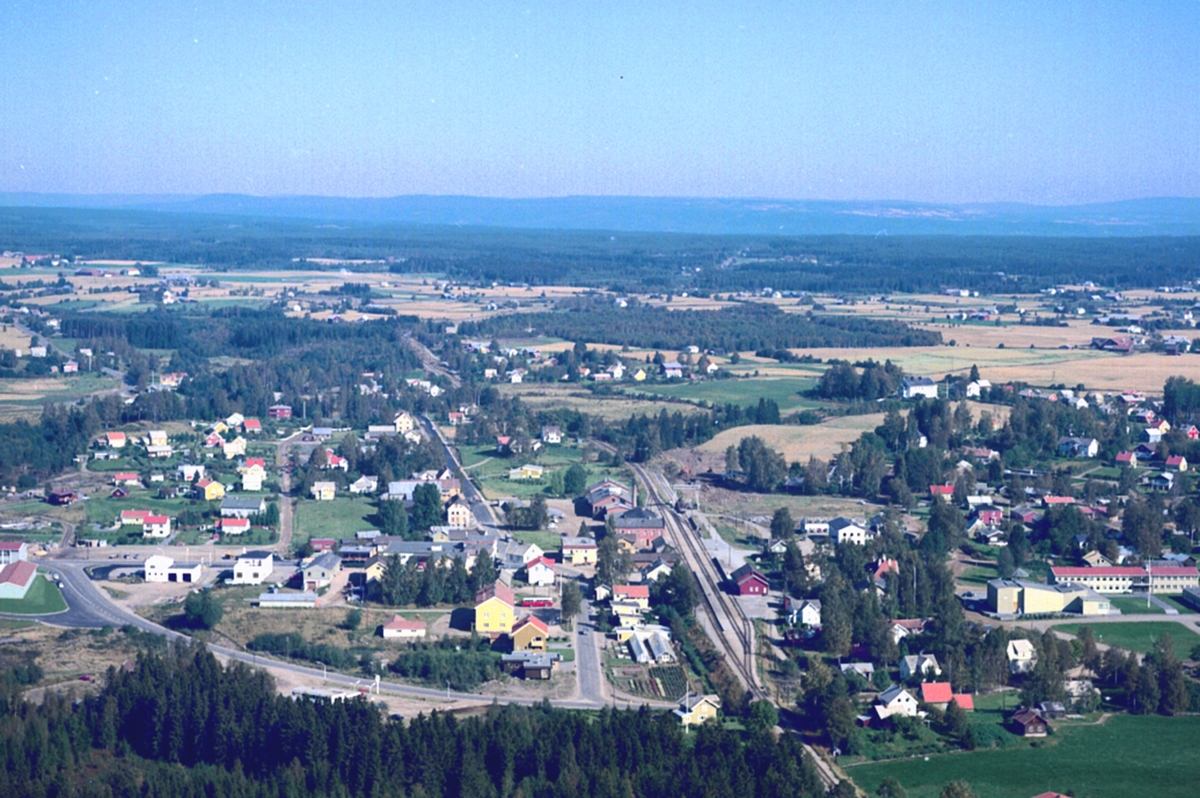 Widerøes Flyveselskap A/S, LØTEN SENTRUM. FLYFOTO.