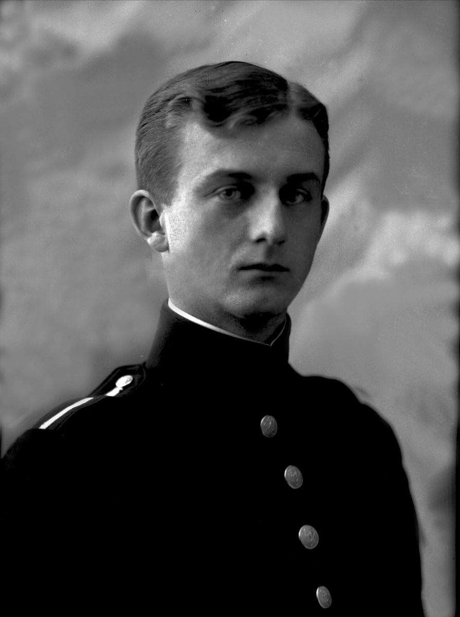 Gustav Borgen, Portrett, mann i kadettuniform.