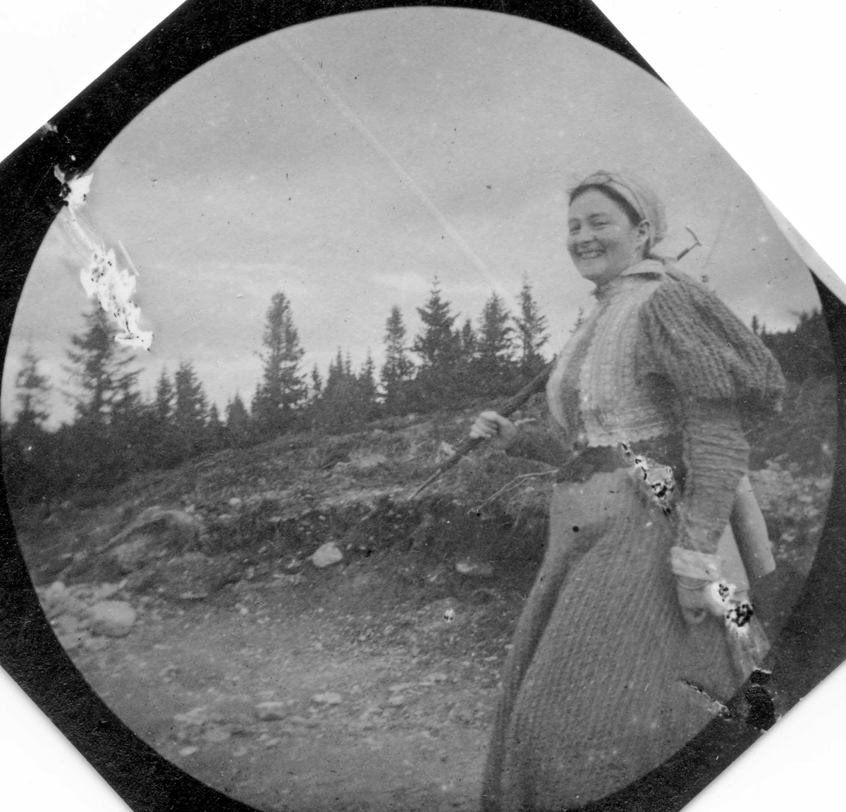 Fredrik Carl Mülertz Størmer, Golå, Sør-Fron, Oppland. Frk. Viborg i skogen.