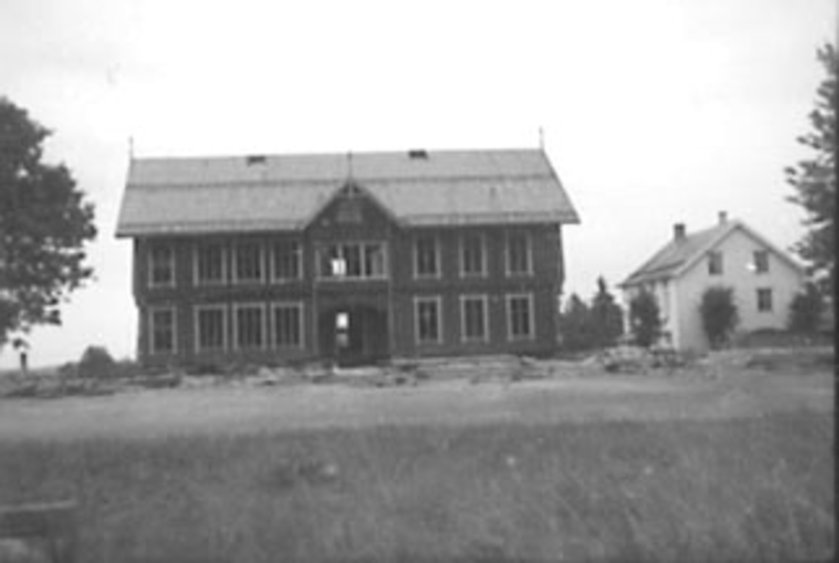 Anno Domkirkeodden, FLYTTING AV DEN GAMLE SKOLEN, TØMMERBYGNINGEN PÅ PLASS PÅ GRUNNMUREN, STANGE SKOLE