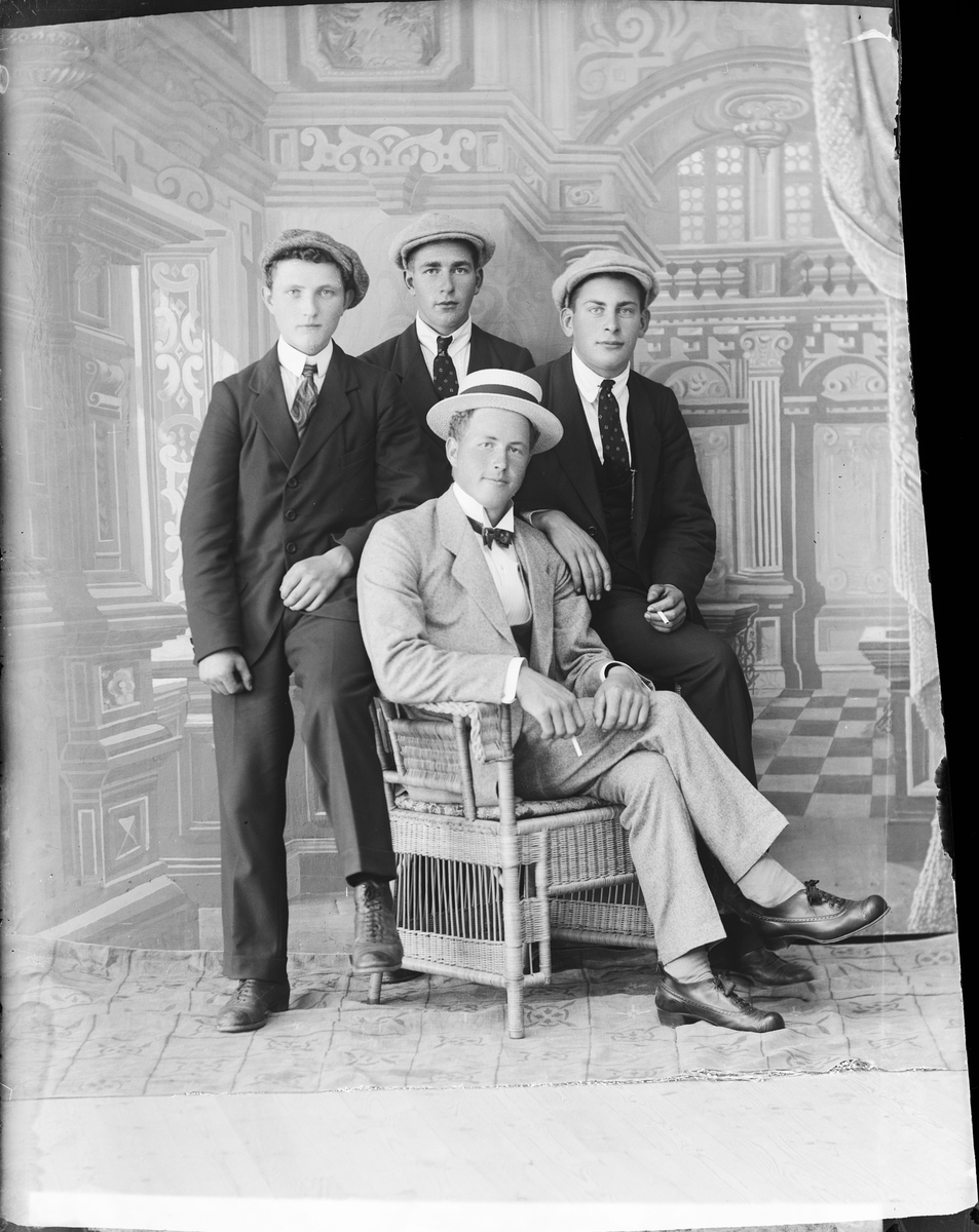 Skötsner-Edhlund, Ateljéporträtt - Gustaf Larsson, Wilhelm Larsson, David Nyman från Johannisfors, Forsmark socken och Eskil Tillman från Aspö, Börstil socken, Uppland 1921