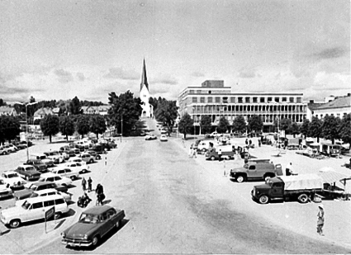 Anno Domkirkeodden, OVERSIKT STORTORGET FRA BASARBYGNINGEN MOT JØNSRUDGÅRDEN ETTER RIVING, HAMAR DOMKIRKE OG VESTA- HYGEA-BYGGET, PARKERTE BILER OG TORGHANDEL