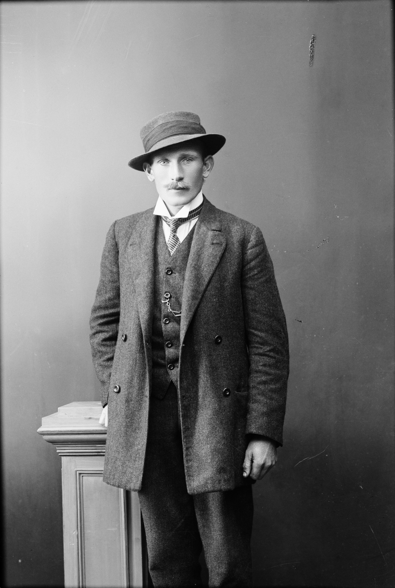 Skötsner-Edhlund, Ateljéporträtt - man i hatt, Östhammar, Uppland