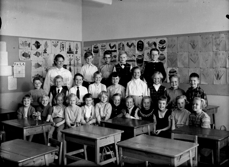 Sven Lindskog, Olaus Petriskolan, klassrumsinteriör, 25 skolbarn med lärarinna fru Birgit Sveland. Klass 2b, sal 17.