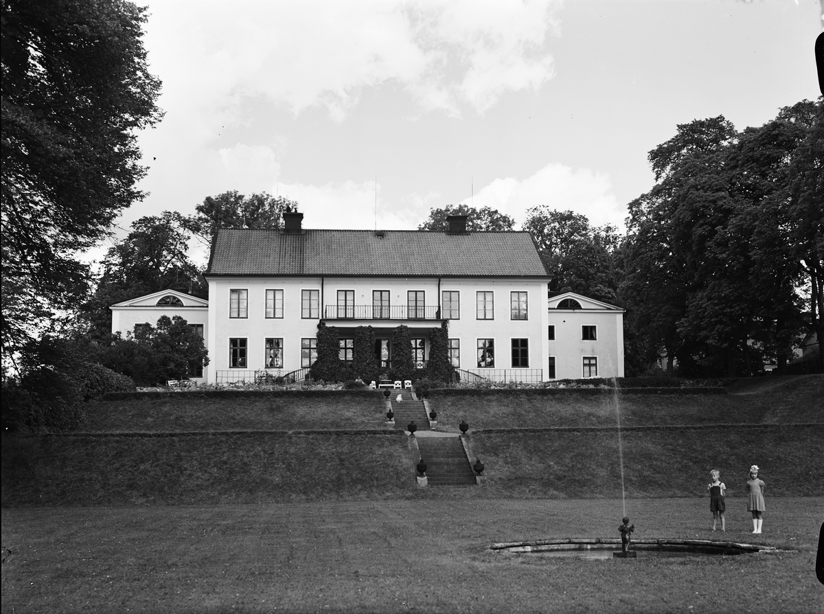 Paul Sandberg, Två barn vid fontän i parken, Frötuna gård, Rasbo socken, Uppland 1948