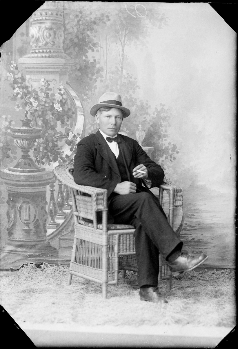 Skötsner-Edhlund, Ateljéporträtt - K L Larsson från Däcksta, Hökhuvud socken, Uppland 1923