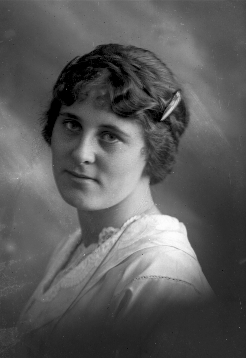 Gustav Borgen, Portrett, kvinne i lys drakt. Frøken Kirsten Dammann.