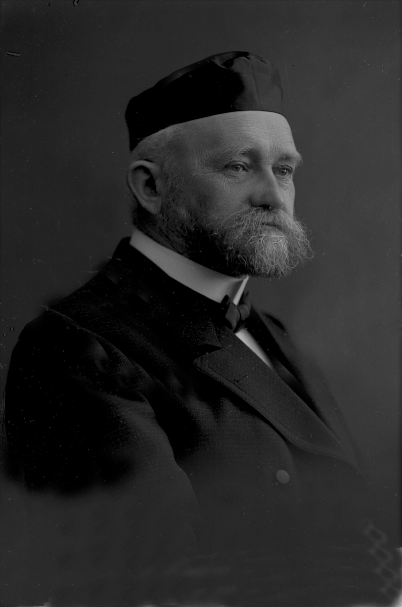 Gustav Borgen, Portrett, prost Jervel, med kalott.