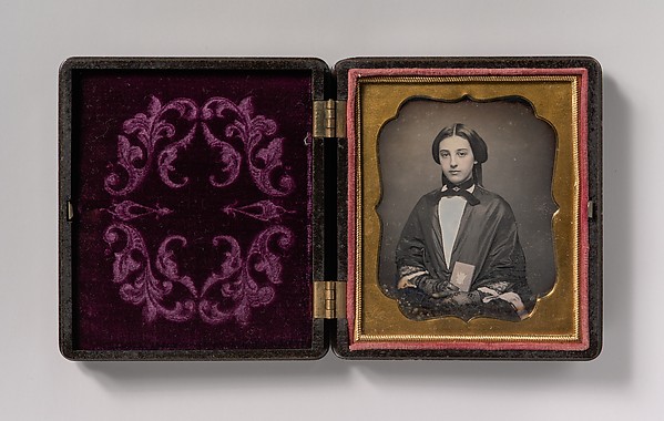 Unknown, [Young Woman Wearing Lace Gloves Holding a Daguerreotype Case]