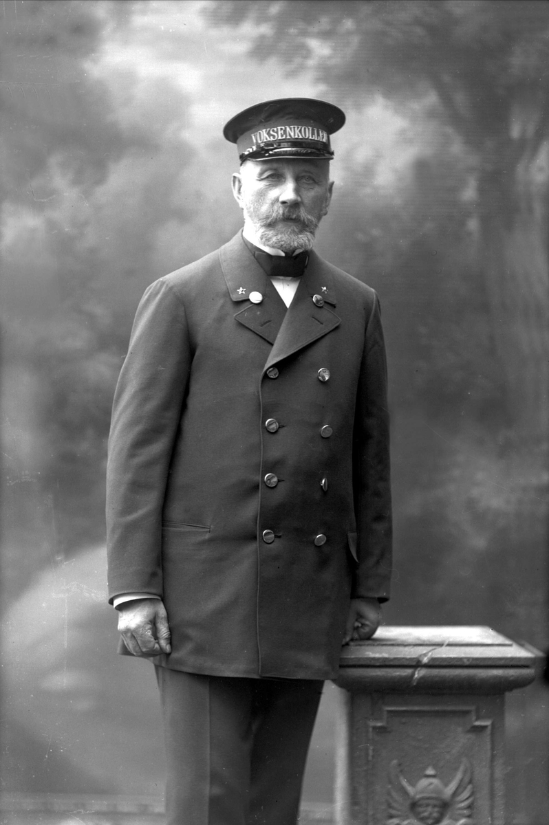 Gustav Borgen, Portrett, mann i uniformslue fra Voksenkollen.