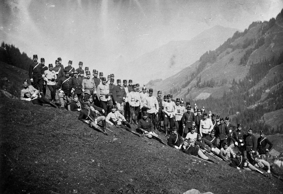 Gustav Borgen, Gruppeportrett, større antall soldater oppstilt i en bratt skråning. Sannsynligvis artillerister. Ukjent sted. Major Quisling 10.12.1904