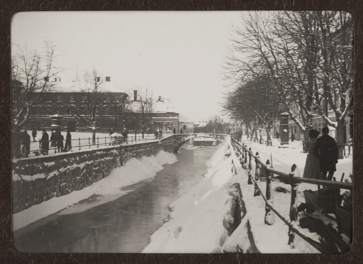 August Fredrik Schagerström, "Upsala. Ån från Nybron", norrut mot Dombron, Uppsala 1914