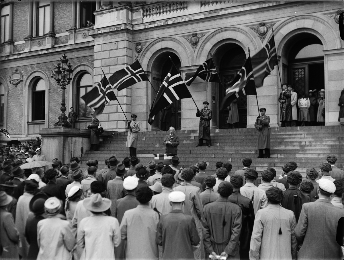 Paul Sandberg, "Stor uppslutning i Upsala kring syttendemaifirandet" - professor Fredrik Paasche talar från universitetstrappan, Uppsala maj 1942