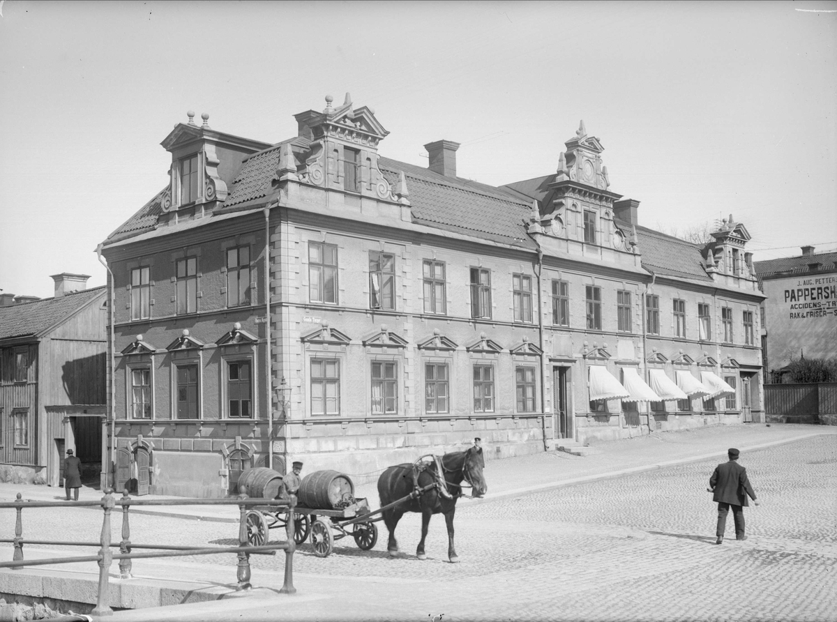 Alfred Dahlgren, Hörnet Östra Ågatan - Gamla torget från söder, med Theatrum Oeconomicum, Uppsala 1901 - 1902
