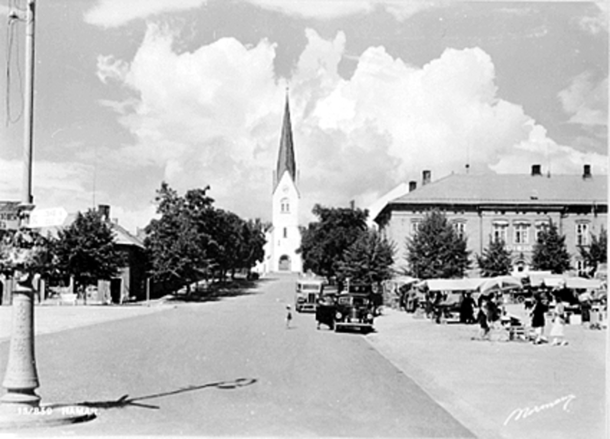 Anno Domkirkeodden, TORGHANDEL PÅ STORTORGET, FOLKELIV, BILER PARKERT LANGS GATA, CAFÉ ROYAL, HAMAR DOMKIRKE