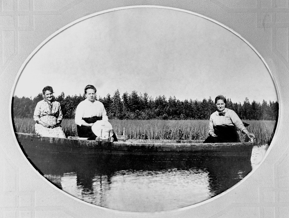 Anno Domkirkeodden, BÅT, ROBÅT PÅ FLØTA, GR: 3 DAMER I BÅTE, FRA V:CHARLOTTE ØVERGAARDF:NORDAL, ANNA SOFIE JENSEN, MATHILDE MARTINSEN, LØTEN